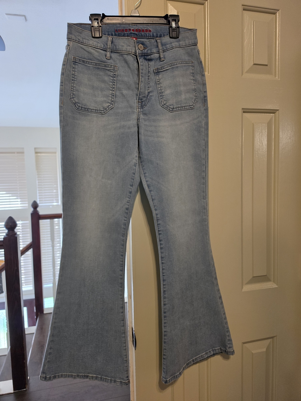 Lucky Brand Light Wash Women's Flared Jeans - Casual Everyday Style.